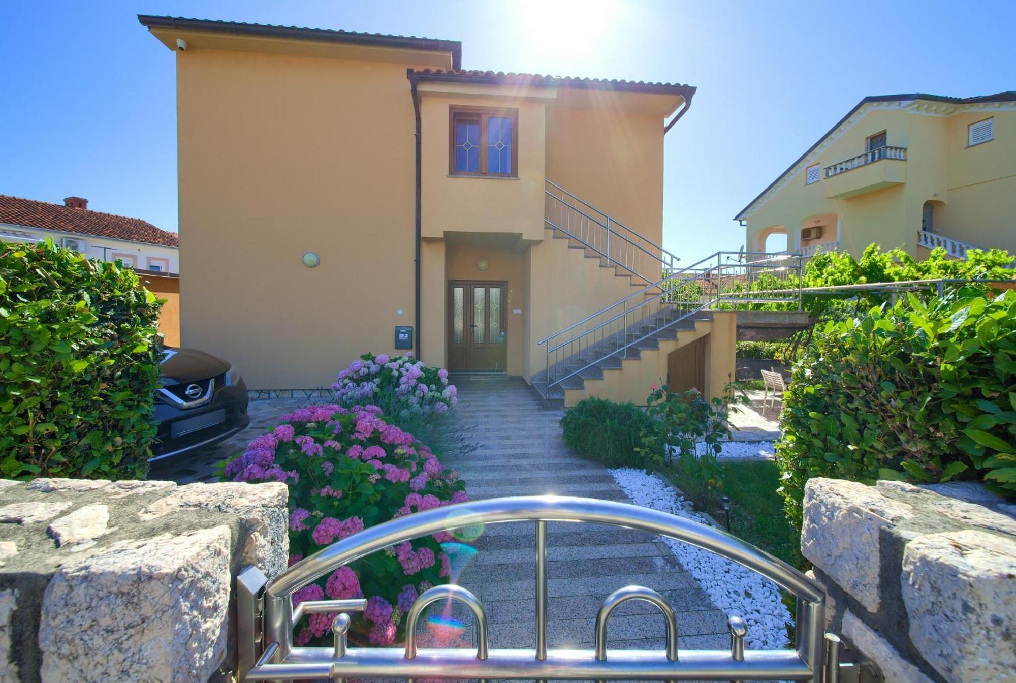 Bazina - Airconditioning, Parking, 500m From The Appartamento