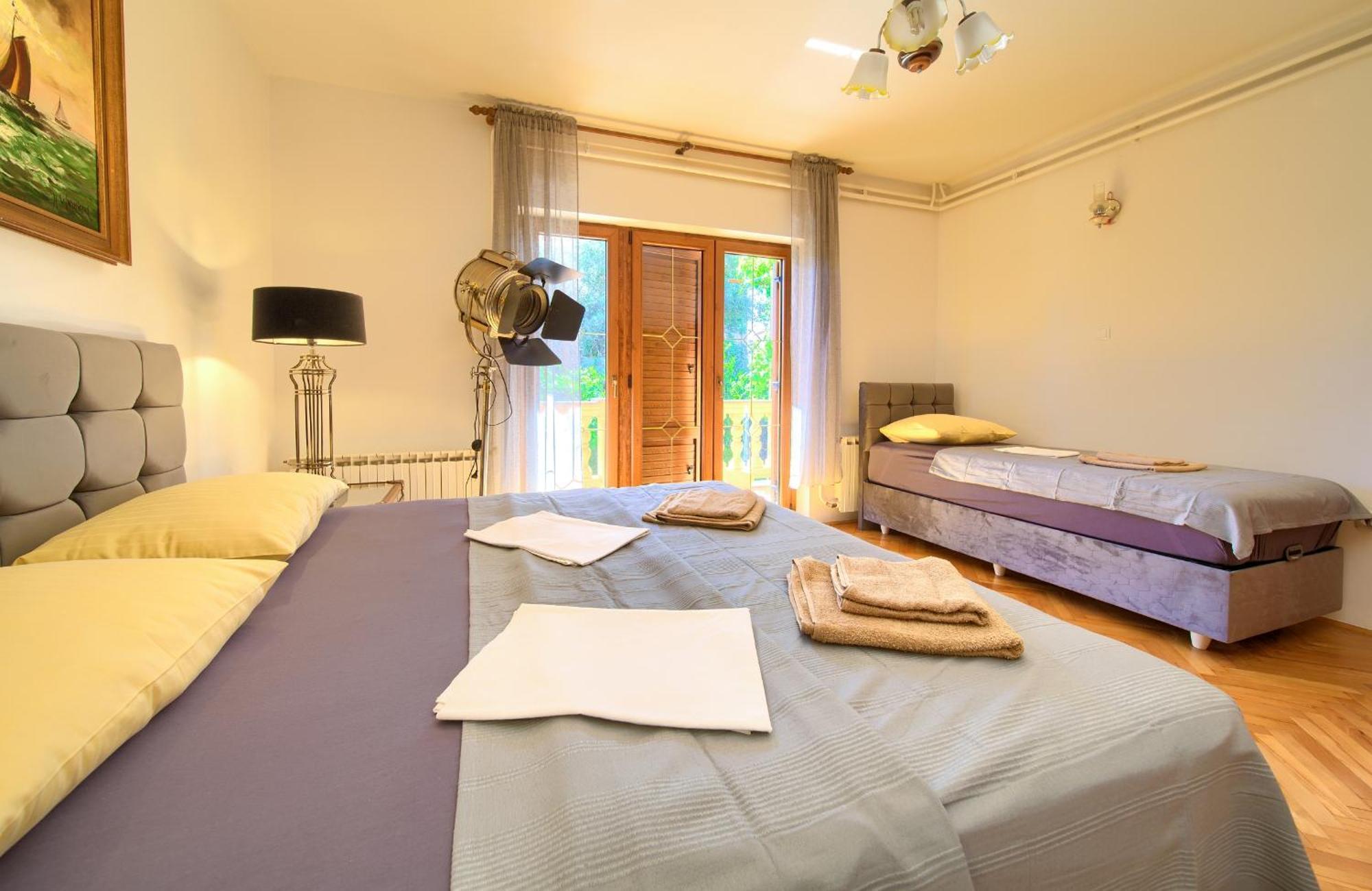 Bazina - Airconditioning, Parking, 500m From The Appartamento